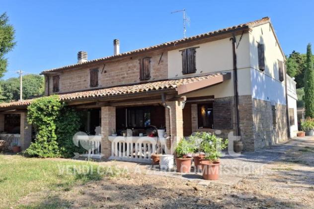 Casa indipendente di 400 m² con più di 5 locali e box auto in vendita a Pesaro