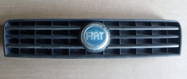 GRIGLIA CON STEMMA ANT.(fino al 02/2007) FIAT PUNTO (188-2U) 999-U28735 Carrozzeria  Lamierati esterni  Paraurti  Griglia radiat FIAT - PUNTO III - 01