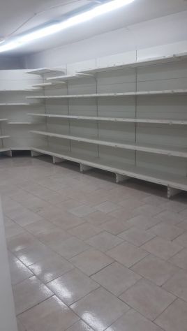 Scaffali in metallo per negozio "La Fortezza" usati