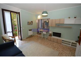 Merate, ampio monolocale con balcone