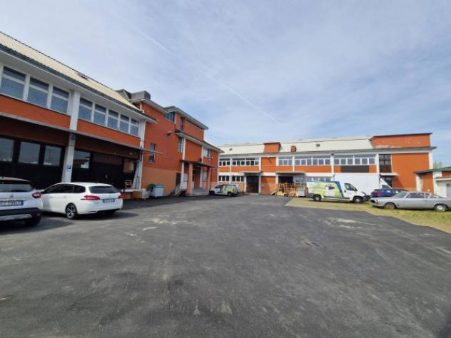 Immobile di 2545 m² con più di 5 locali in vendita a Lainate