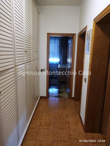Casa bifamiliare in posizione centrale con ampio scoperto esclusivo, garage e due unità abitative - Foto 19