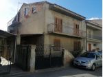Fabbricato indipendente su due piani con corte e giardino