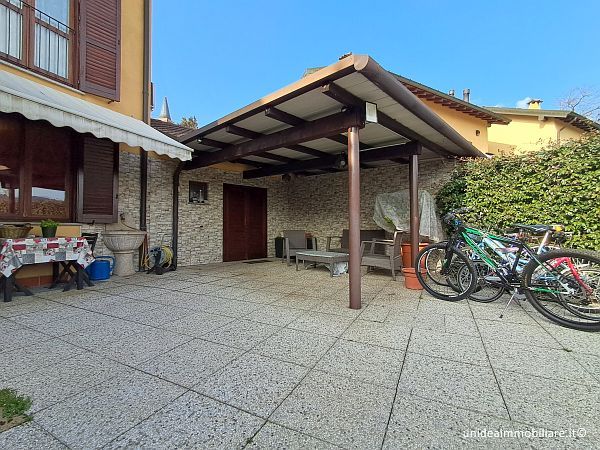 Varano Borghi - villetta a schiera quasi completamente indipendente - Foto 3
