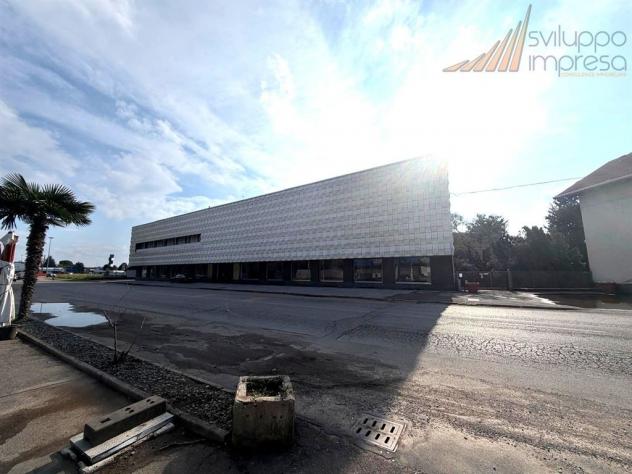 ESPOSIZIONE CON VETRINE IN VENDITA A LIMBIATE
