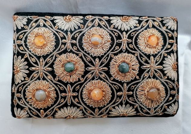 BELLISSIMA POCHETTE DA SERA RICAMATA IN ORO CON PIETRE DURE NUOVA, INDIA.