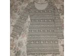 Vestito da donna grigio con fantasia cashmere, a maniche lunghe.