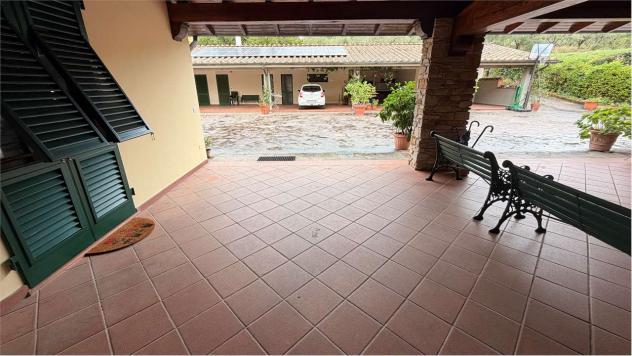 VBF PORC 16 - VILLA ANGOLARE DI GENEROSA METRATURA LIBERA SU TRE LATI CON GIARDINO E POSTI AUTO - Foto 11