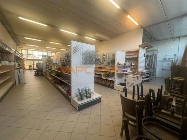 IN LOCAZIONE: Ampio Locale Open-Space con Area Esterna Coperta e Piazzale - Foto 6