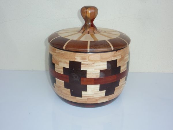 Oggetti d'artigianato in legno esotico.