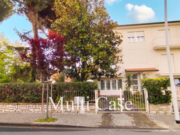 PORZIONE DI VILLA CON GIARDINO A 350 METRI DAL MARE – INDIPENDENZA, SPAZI E POTENZIALE - Foto 2