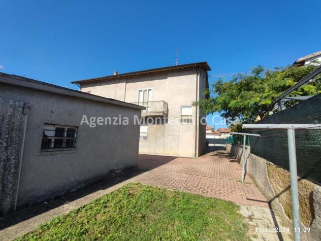 Casa singola con due appartamenti, mansarda, tre garage e scoperto esclusivo.