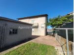 Casa singola con due appartamenti, mansarda, tre garage e scoperto esclusivo.
