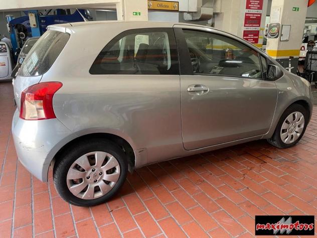 TOYOTA - Yaris - 1.4 D-4D 3p. Sol - Foto 4