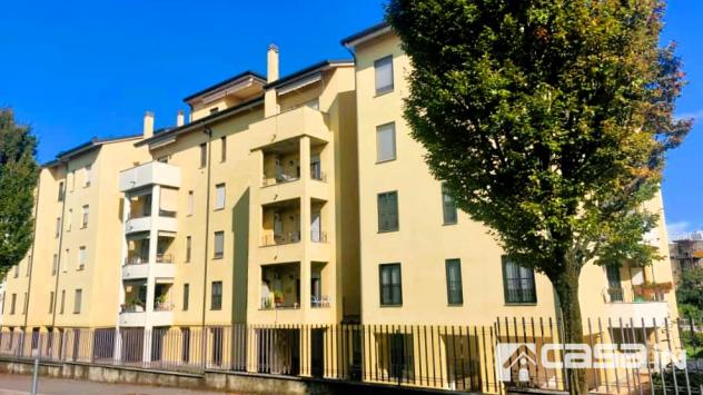 In zona centrale proponiamo in vendita esclusiva luminoso appartamento di due locali con balcone, sovrastante ampio sottotetto, cantina e box.
L'immob