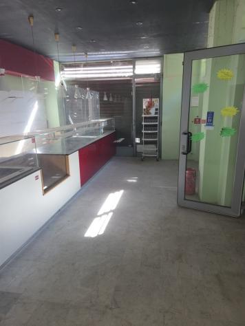 Negozio con tre vetrine, retro, bagno, cantina e box auto - Foto 2