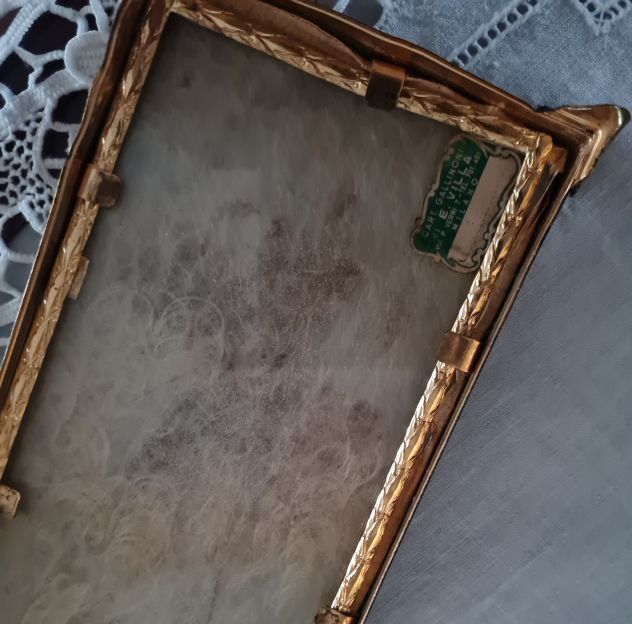 Curioso antico   piccolo  espositore piano    in  metallo  dorato - Foto 3