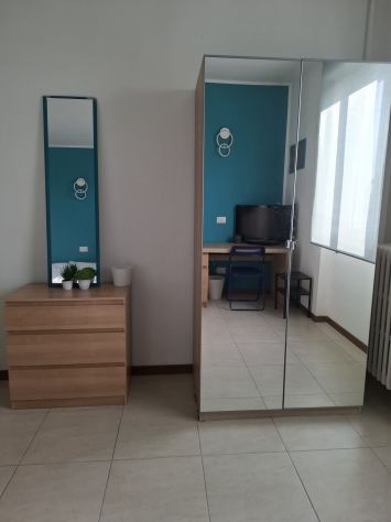 CAMERA SINGOLA CON LETTO MATRIMONIALE IN TRILOCALE RISTRUTTURATO - Foto 9
