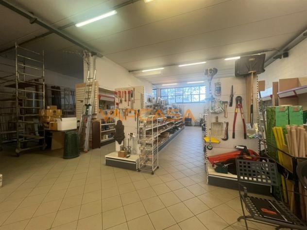 IN LOCAZIONE: Ampio Locale Open-Space con Area Esterna Coperta e Piazzale - Foto 7