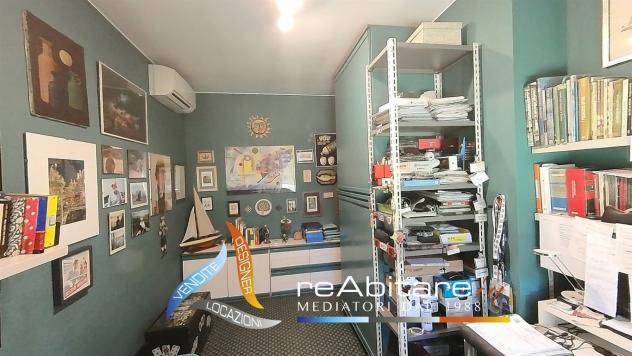 Villa Luminosa nel Verde: Privacy, Comfort e Spazi per la Famiglia - Foto 14