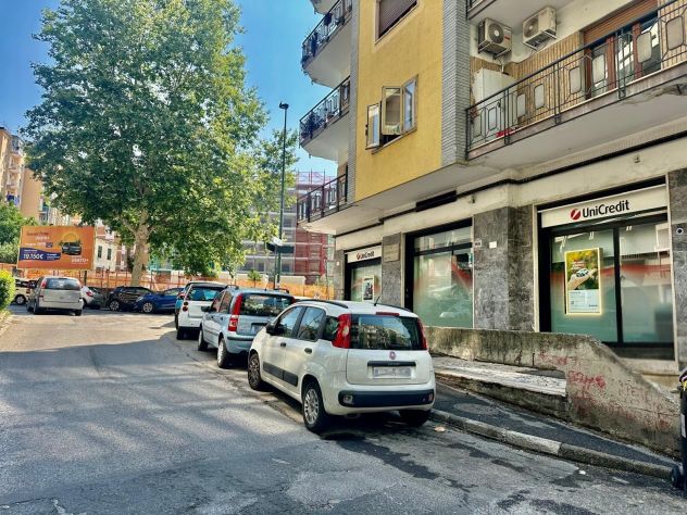 Locale commerciale in Vendita in Via Domenico Fontana a Napoli