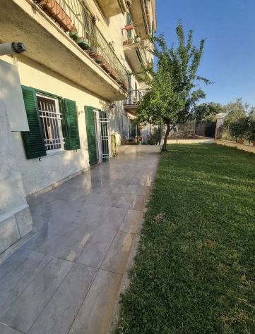 TIVOLI TRILOCALE ARREDATO CON GIARDINO PRIVATO - Foto 2