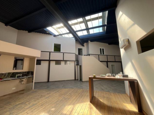 Immobile di 800 m² con 5 locali in affitto a Calcinato