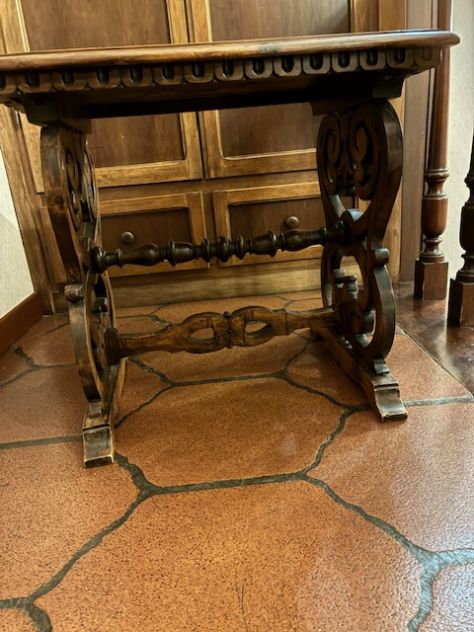 tavolino in noce di mansonia