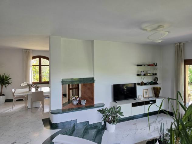 MASSA, villa di ampia metratura nella prima periferia, disposta su tre livelli con ampio giardino di circa 1.300 mq. Composta di salone con camino, cu - Foto 6