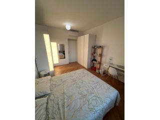 Stanza singola con letto matrimoniale in affitto in Via Ferrante Aporti