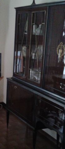 Credenza-Cristalliera anni 60 ben conservato + tavolo in marmo 6/8 posti con pie