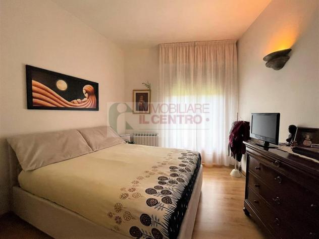 Vicino al Centro di Sarzana Villa trifamigliare con fondi commerciali e giardino - Foto 18