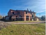 CASA COLONICA CON DUE LABORATORI E CORTE ESCLUSIVA. POSSIBILITA' DI TERRENO &hellip;