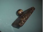 Fermacarte antico in marmo con venature e pomello sferico. Fine anni '40.