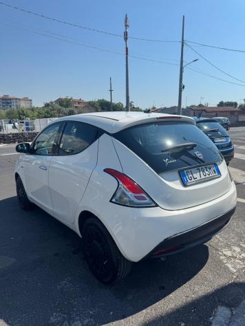 Lancia Ypsilon 1.0 FireFly 5 porte S&S Hybrid Alberta Ferretti - Foto 4