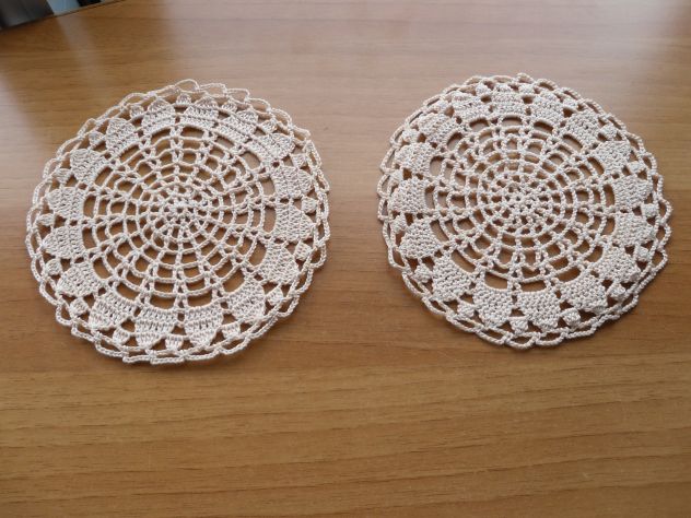 N° 2 SOTTOBICCHIERI FATTI A MANO DA CM. 13 IN COTONE DI COLOR BEIGE nuovo.