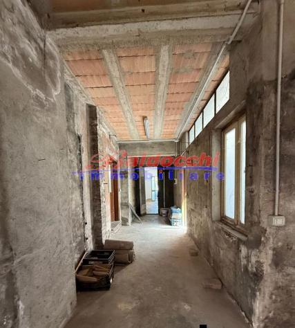 Casa di fila di testa di mq. 240 commerciali disposta su due piani da ristrutturare. - Foto 6