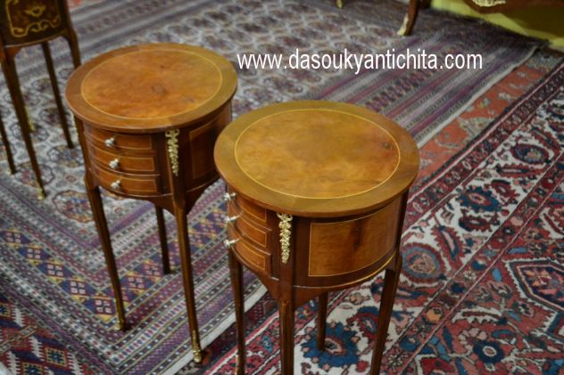 Coppia di tavolini-comodini tondi a tre cassetti stile Luigi XV - Foto 3