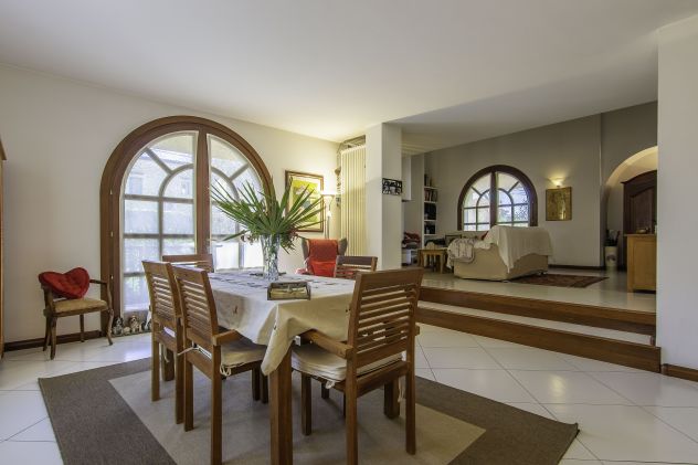 TORRI DI Q. LO: ELEGANTE VILLA CON GIARDINO DI OLTRE MQ. 1.000 - Foto 4