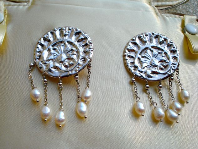 Orecchini in argento 925 sbalzato a mano con 10 perle naturali - Foto 2