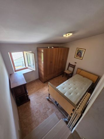 VALNERINA, CASA DI PAESE CON STEMMA MEDIEVALE E ANNESSI VICINO AL PONTE TIBETANO - Foto 6