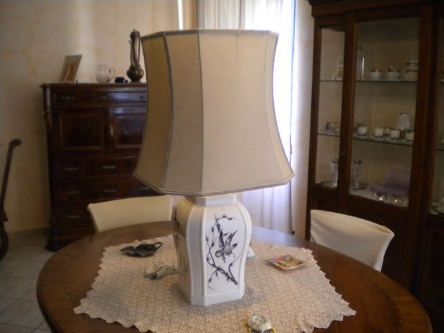Lampada da tavolo per arredamento, con base in ceramica e paralume in tessuto. - Foto 4