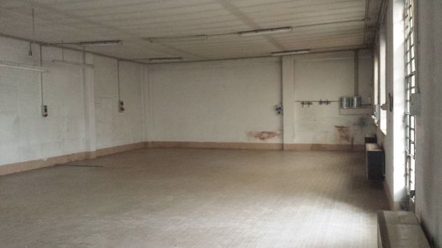 Affittasi magazzino con parcheggio interno