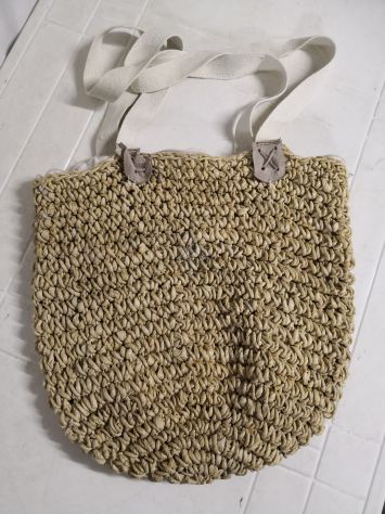 Borsa di paglia e foderata in tessuto bianco all'interno, Vintage anni '70.