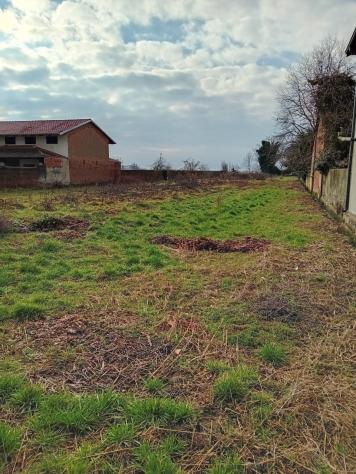 Posizionato nella zona sud rispetto al centro paese, terreno edificabile a forma rettangolare con possibilità di realizzare diverse unità abitative. L - Foto 5