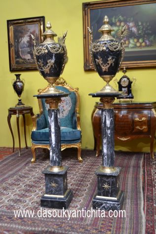 Coppia di colonne con poutiche in marmo nero venato