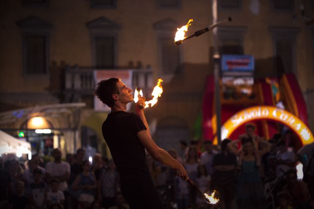 artisti da strada giocolieri spettacoli fuoco e ali luminose 3478497587 - Foto 2