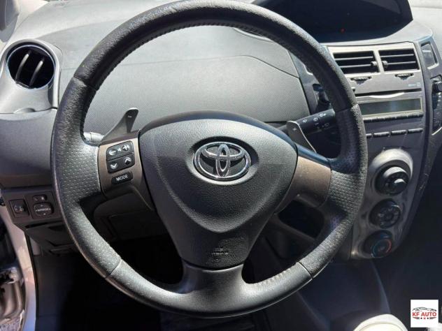 TOYOTA - Yaris 5p 1.3 automatica - Foto 8