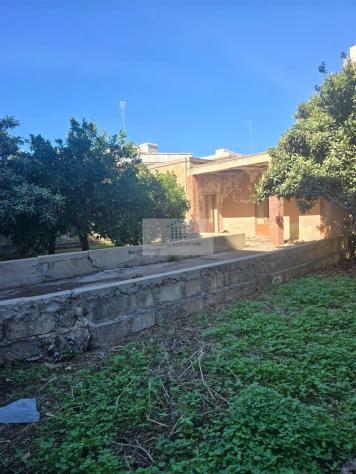 VENDESI VILLETTA O TERRENO EDIFICABILE