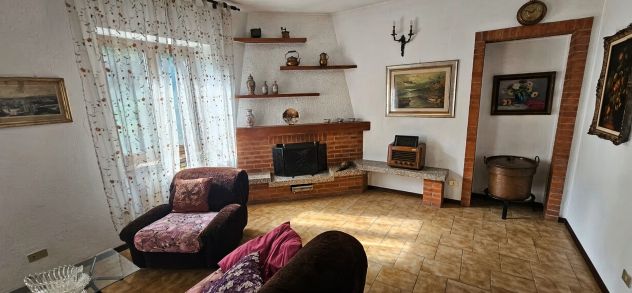 Casa indipendente con ampi spazi e terreno - Foto 4